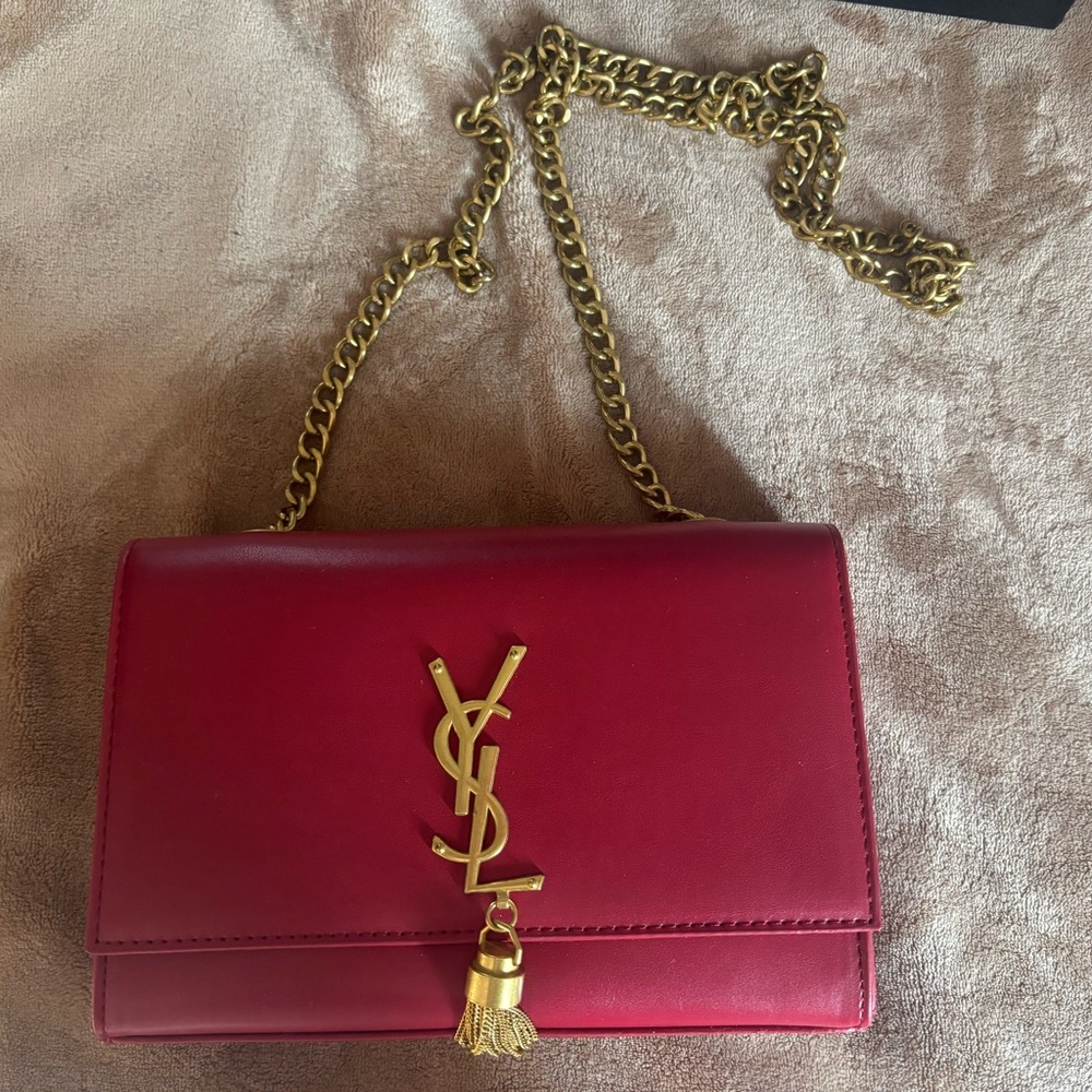 Red leather puede